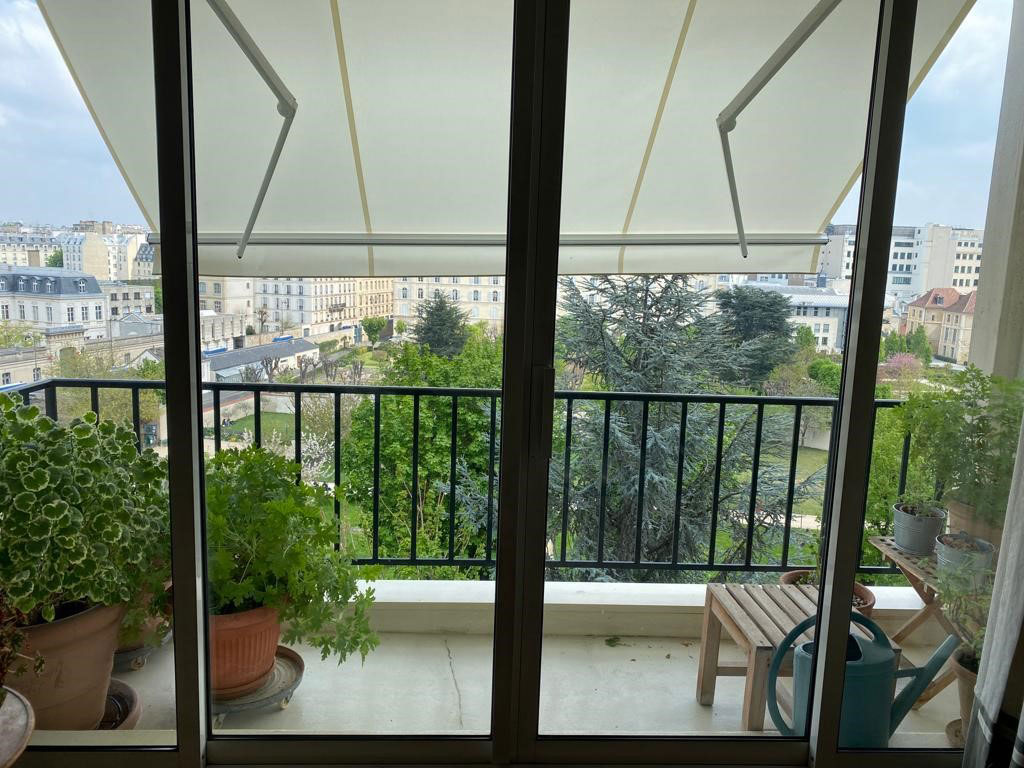 Store Galbe sur balcon d'appartement - Essonne (91).